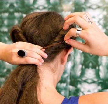 点击大图看下一张：第四步：将两部分卷曲好的头发在颈脖位置中间汇成低马尾，然后用橡皮筋固定。