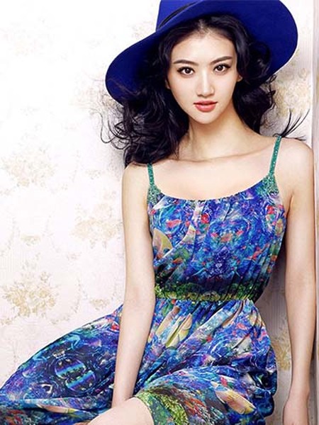 点击大图看下一张：烫卷长卷发披肩，刻意制造的凌乱感发丝也彰显优雅大气。