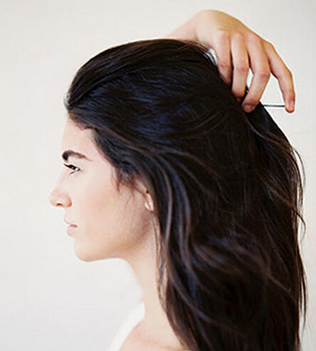 点击大图看下一张：步骤3：上半部分头发暂时先用发夹固定一下。