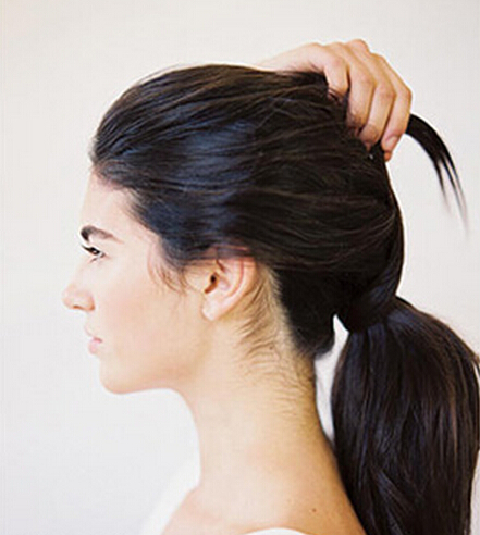 点击大图看下一张：步骤6：用留下的一小束头发绕着发束，形成天然的“橡皮筋”。
