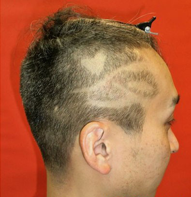 点击大图看下一张：男生个性短发五：两边铲光并且弄有图案纹理，中间留出高度2到3cm长的头发，彰显个性。