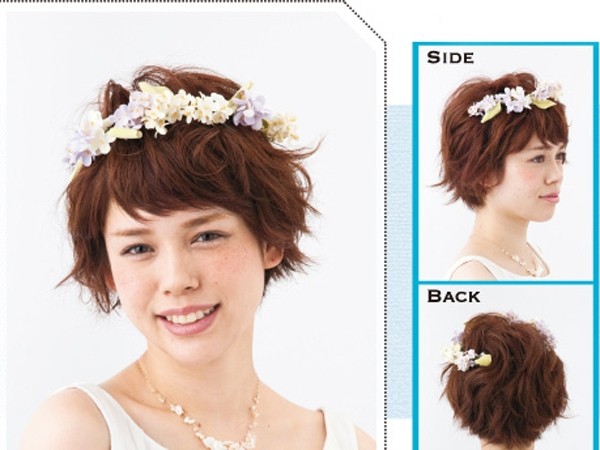 点击大图看下一张：俏丽的短发搭配淡色花环，充满绿野仙踪的仙女气息，瞬间让整个发型变得甜美柔和。