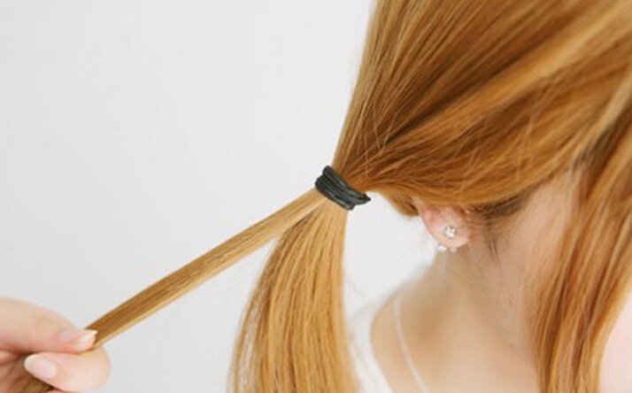 点击大图看下一张：步骤四：扎好的一边辫子，拉出一小发束头发撮出来。