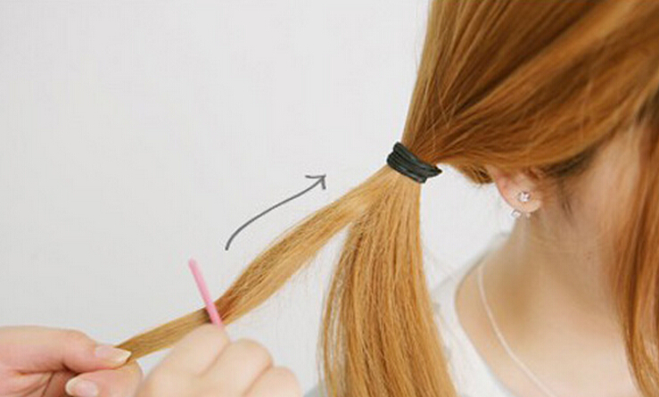 点击大图看下一张：步骤五：把这一撮去除的发束用梳子倒着梳打毛。【如图】