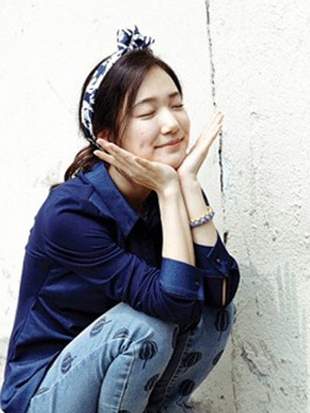 点击大图看下一张:属于清新女孩的出街装束,牛仔裤,衬衫,简约清丽,用美美的发带绑扎头发,可爱吸睛度一百分。