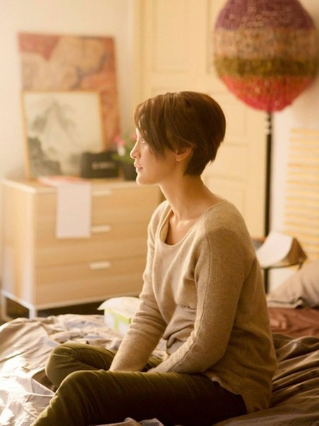 点击大图看下一张:周迅短发造型。