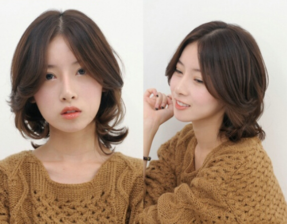 点击大图看下一张：韩式中分层次中短发：头发的层次修剪十分有个性。中分的外翻刘海隐约遮盖着MM的脸部，营造出一种独特的神秘感。