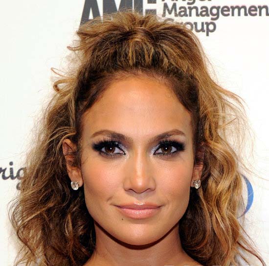 点击大图看下一张：2. 蓬松、发量增多的马尾辫：Jennifer Lopez发量增多以及看上去十分蓬松的马尾辫其实很好弄。最重要的一点就是在做造型前，用摩丝类的发型产品将头发揉开。