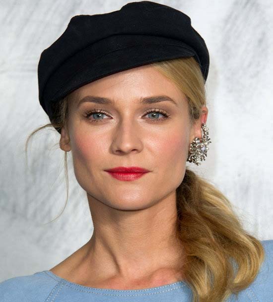 点击大图看下一张：7. 用帽子做装饰：像Diane Kruger这套妆扮学习，将马尾辫梳到一侧，再加上帽子的装饰，简单的造型却让你看上去神采奕奕。