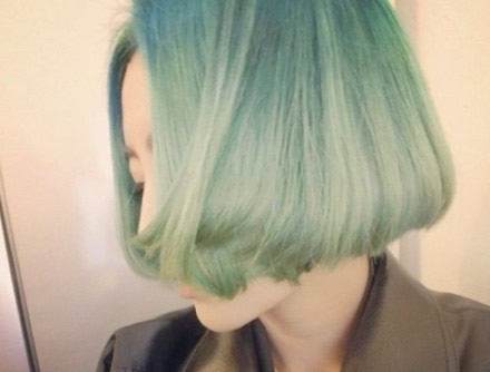 点击大图看下一张：最热的薄荷绿用在头发上是什么效果呢?这款薄荷绿短发很显肤色白皙，发尾微卷，齐耳显俏皮，颜色慢慢浅下来会更美。