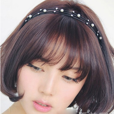 点击大图看下一张：适合短发MM打理的一款简单日系发型，发丝飘逸清新，碎剪的齐刘海修颜透气，清纯甜美的女生发型。