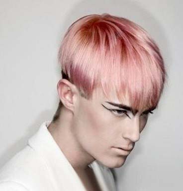 点击大图看下一张：沙宣男士短发发型设计二：粉红色染发艳丽妩媚，碎发刘海的波波头随意慵懒，脑后铲发设计清爽个性，非常具有男人魅力。
