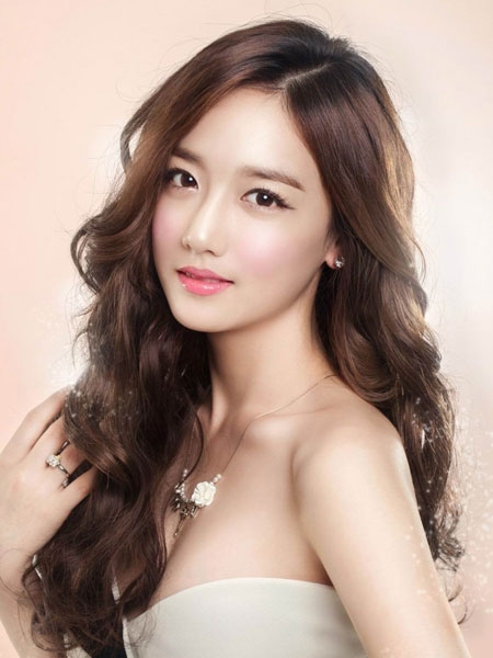 点击大图看下一张：喜欢甜美迷人的韩式发型吗?多款最新韩式女生卷发发型图片大放关，喜欢的MM一起来看看吧。