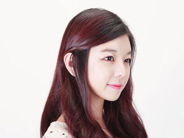 点击大图看下一张：这款韩式女生发型更适合轻熟女气质的MM，酒红色发色衬托出如雪的白色肌肤，厚重的卷发优雅妩媚。