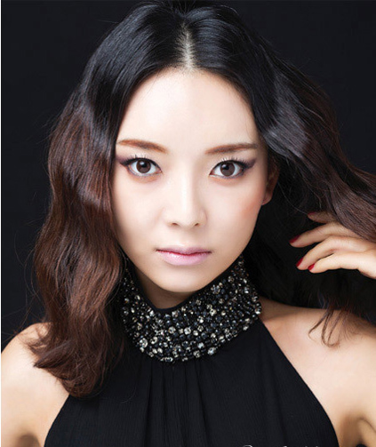 点击大图看下一张：最新韩国女生发型二：中分发型摩登而时尚，复古大波浪卷度的头发搭配复古的妆容，冷艳感十足。