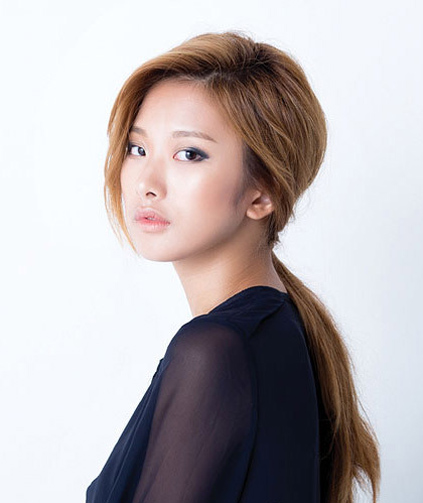 点击大图看下一张：最新韩国女生发型三：侧分刘海沿着脸颊随意的摆动下来，另外一侧的头发别在耳后，慵懒的低垂马尾尽显甜美。