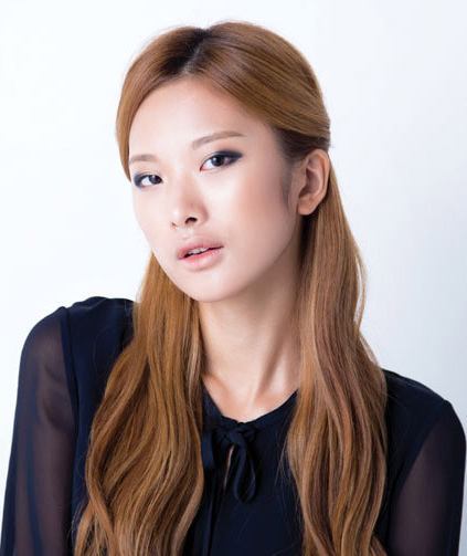 点击大图看下一张：最新韩国女生发型五：大家还记得乔妹宋慧乔的公主头吗?随意而饱满的半扎发搭配披肩大波浪卷发，清新唯美。