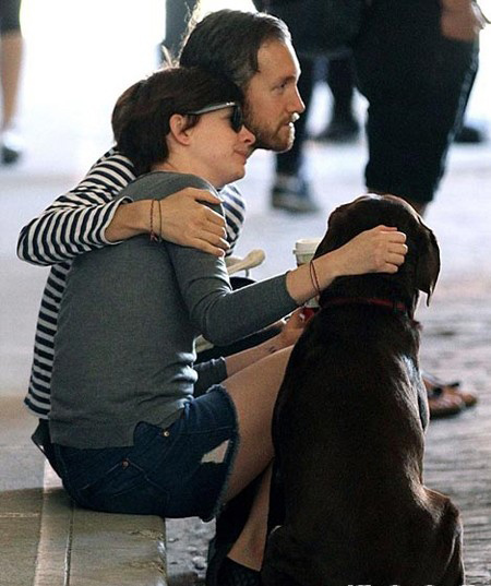 点击大图看下一张：撒娇招数：获得过了奥斯卡最佳女配角，依偎在知名电影制作人老公的肩上，抚摸着爱犬，所谓人生赢家最幸福的生活就是这样了吧。