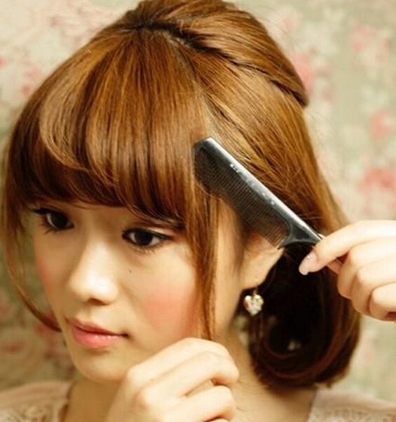 点击大图看下一张：NO1：首先我们使用梳子，将可爱齐刘海的头发捋顺。