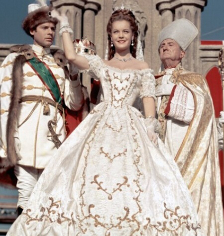 点击大图看下一张：茜茜公主电影版。茜茜公主本名伊丽莎白，是19世纪巴伐利亚的公主，后来，她嫁给了奥地利皇帝约瑟夫，成为奥地利皇后。1867年，根据奥地利和匈牙利统治者之间达成的协议，奥匈帝国建立。在6月8日这一天，匈牙利宰相安德拉希伯爵将一顶王冠戴在了茜茜的头上，她从此成为匈牙利女王。1898年9月10日，茜茜在瑞士日内瓦被一名意大利无政府主义者刺杀。 因为她的美貌智慧以及一生的传奇经历，茜茜公主被誉为欧洲史上最美的皇后之一。