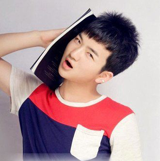 点击大图看下一张:经过碎剪处理的男生短发发型,演绎最清爽帅气的男生发型,碎发的男生发型,给人很清新舒适的感觉,刘海发型修剪的简短不规则感,凸显出了男生短发发型的个性帅气。