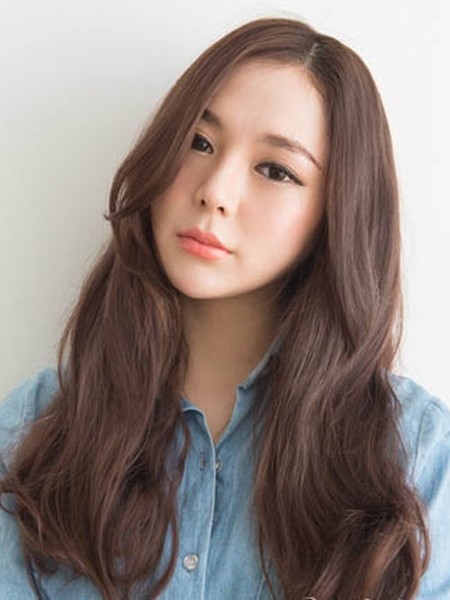 点击大图看下一张：女生冬天发型设计七：休闲韩式长卷发两边长发有弧度的贴近脸颊可以轻松将方脸变成纤瘦的小脸。