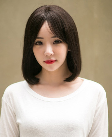 点击大图看下一张：韩国女生假发发型五：中分造型特别的修颜瘦脸，内扣的中短发及肩显甜美，适合想要赶潮流尝试中短发的女生。