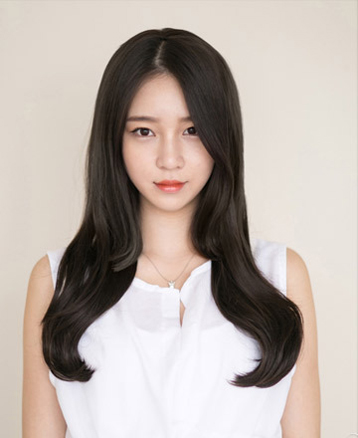 点击大图看下一张：韩国女生假发发型六：侧分的长卷发通过后面的假发片让发量瞬间变多，同时增添瘦脸效果。适合觉得自己头发长得慢的女生。