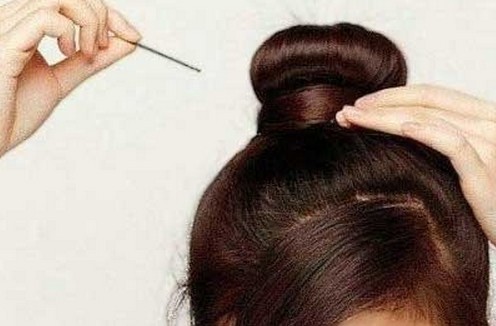 点击大图看下一张：4、再用上下部分的一侧头发发缠绕在丸子头上，使用发夹固定好。