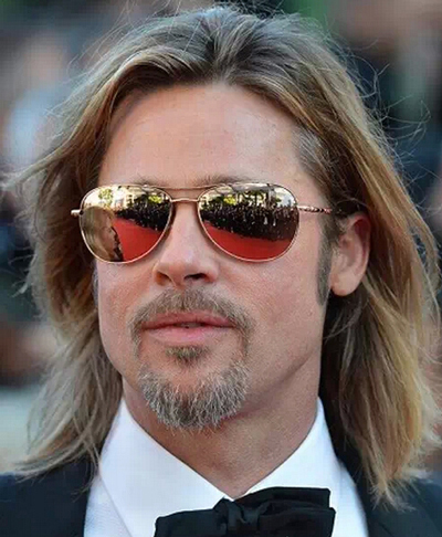 点击大图看下一张：Brad Pitt：中长发型能为男士增添几分艺术家气质，是很多名流绅士们钟爱的发型，搭配正装更显得儒雅稳重，具有独特的魅力。