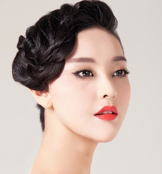 点击大图看下一张：超显气质的韩式盘发造型，独特刘海蓬松耸起的编发设计，尽显着最迷人的妆容感觉，想要做2014年名媛淑女范儿？那就得一试这样的发型啦！