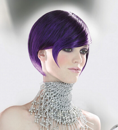 点击大图看下一张：紫色沙宣短发：服帖的沙宣短发融入了奇特的剪裁，个性十足，染上明亮的紫色发色。更显一种网游的战士形象。