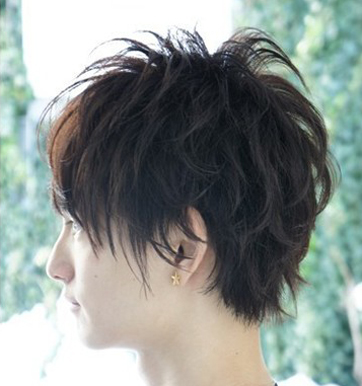 点击大图看下一张：男生韩式定位烫发型五：遮盖住额头位置，侧刘海的发尾剪出碎发，贴合脸型，更加修颜。