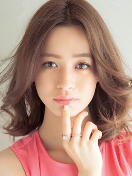 点击大图看下一张：日本女生最新发型1：中分刘海烫出微微卷翘的线条感，向两侧翻转开来，华丽吸睛。