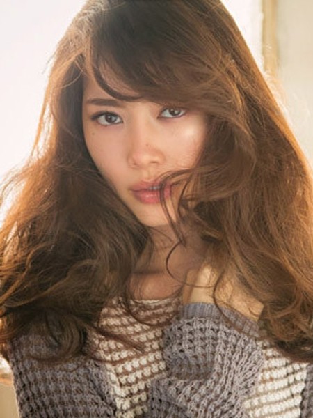 点击大图看下一张：日本女生最新发型4：棕色长卷发厚重饱满，发束在脸颊上勾勒出完美线条，华丽吸睛。