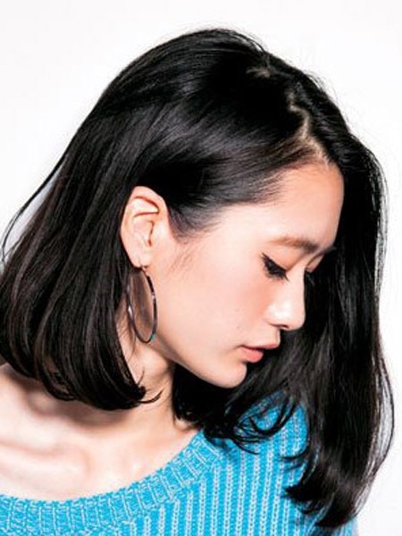 点击大图看下一张：日本女生最新发型7：黑色波波头散发出健康的光泽感，随意的别在耳后清爽显气质。