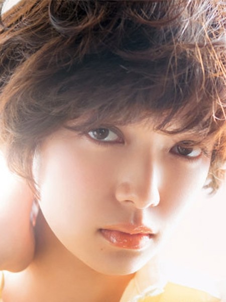 点击大图看下一张：日本女生最新发型9：发量多的MM可以试试这款短发的刘海设计，厚重的刘海层次感十足，修颜显气质。