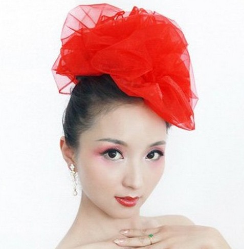 点击大图看下一张：简约的中式古典新娘盘发，全部清爽盘起的头发，魅惑红的妆容，搭配超大的红色头纱来打造，时尚个性而气质抢眼。