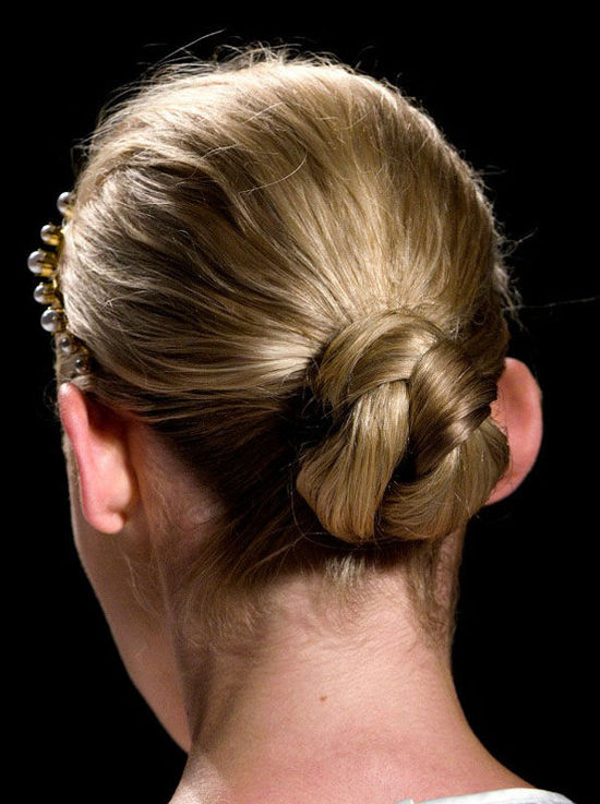 点击大图看下一张：麻花辫发髻：把头发在脑后脖颈上方梳成麻花辫，再盘成发髻，设计师Erin Fetherston利用精致的发箍使整体造型更添女性化。