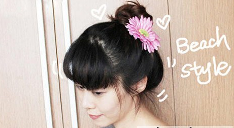 点击大图看下一张：一款漂亮的韩国丸子头扎法图解，教你怎么打造慵懒妩媚的丸子头造型。而且，在这款丸子头发型的基础上，再加上小小的变化，你还可以做出其他风格的丸子头。