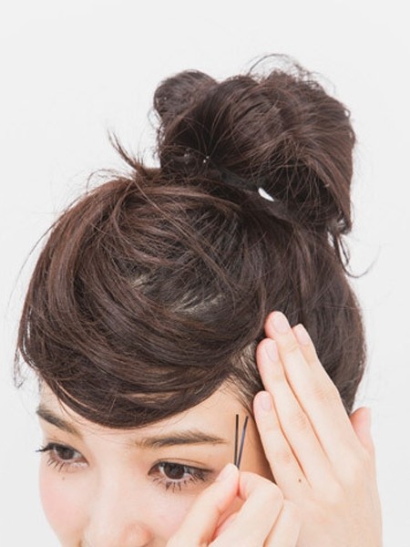 点击大图看下一张：step4：用发夹固定后戴上头巾就好了。