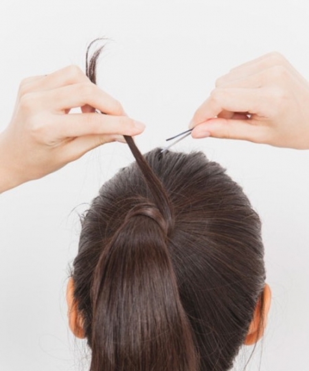 点击大图看下一张：step4：最后取出一束头发缠绕橡皮筋后用发夹固定。