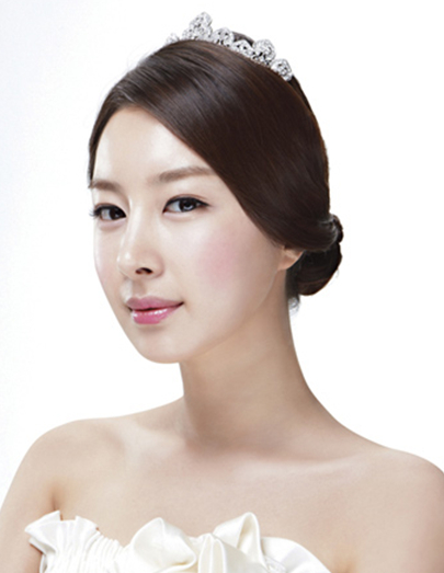 点击大图看下一张：优雅韩式新娘盘发发型：呈现优雅范的皇冠新娘盘发发型，简约时尚的新娘低盘发型，只是用水钻的皇冠装饰点缀，气质满满的。韩国最新的新娘发型。