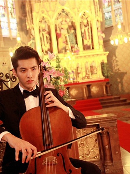 点击大图看下一张：演奏大提琴中的吴亦凡，认真投入，毛寸头发型干净帅气，衬衫西装加上小领结仿若王子一般。