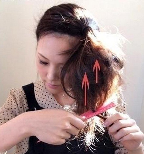 点击大图看下一张：3、使用梳子将头发进行打毛，营造蓬松效果。