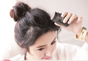 点击大图看下一张：2：先在头发上喷上一点抗热护发产品。