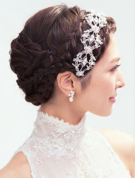 点击大图看下一张：韩式麻花辫+盘发设计的一款新娘发型图，精致的编发，看起来相当好看浪漫，水钻发饰的搭配，不失干练气质女人味。