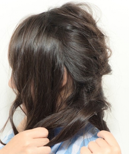 点击大图看下一张：step2：取出脑后的头发编成蓬松凌乱的发辫。