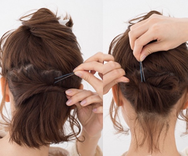 点击大图看下一张：step 1：将头发分成两部分，下面的头发取左侧一小束进行扭转固定。step 2：将下面剩余的大部分头发向右扭转，用小发卡固定。