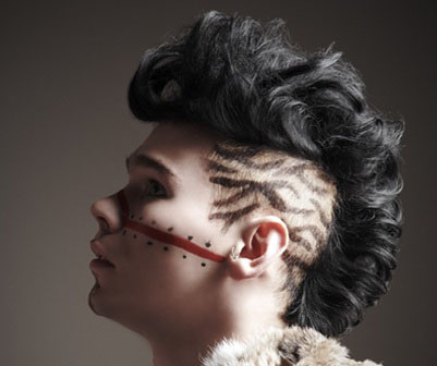 点击大图看下一张：兽纹图案竖刘海朋克头：装饰主义已经成了男生发型中的一个重点，特别表现在刘海的塑形和侧面发脚的点缀。
